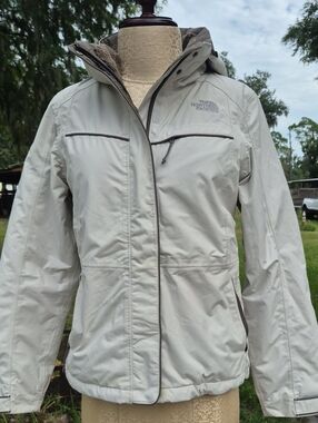 The North Face Ski Jacket With Romveable Hood Pockets Underarm Zips Beige Medium
